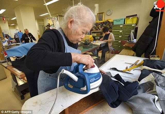 Tiếp tục làm việc là cách để người già ở Nhật chống chọi lại tuổi già và không phiền con cháu